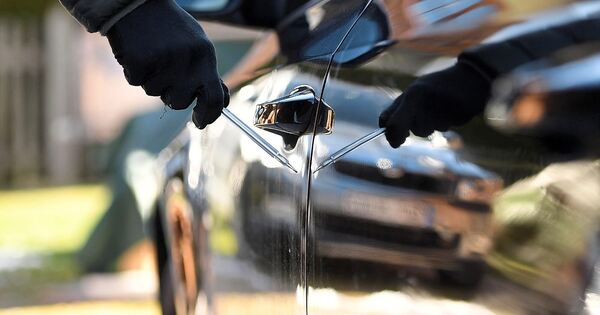 Unbekannter-zerkratzt-in-Gerlingen-mindestens-f-nf-Autos