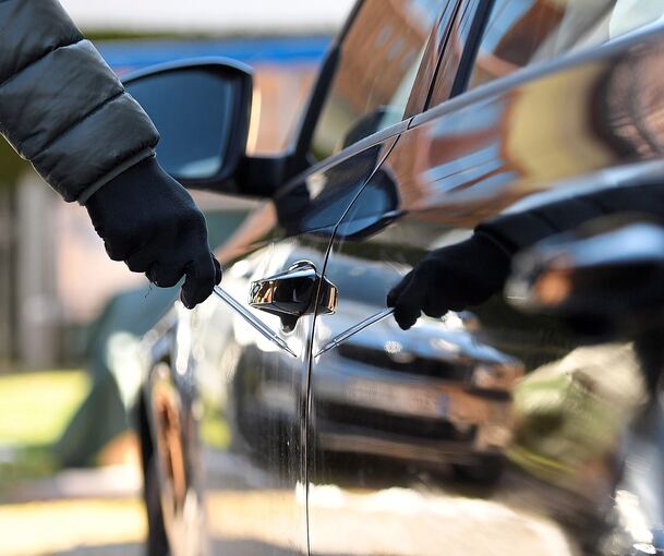 Ein Unbekannter hat den Lack eines BMW zerkratzt.