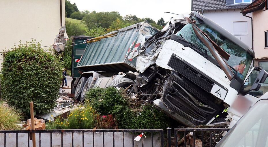 Lastwagen prallt gegen Hauswand