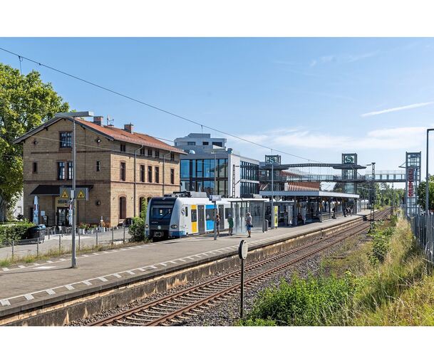 Die Vergangenheit ist noch sichtbar: Das schmucke Empfangsgebäude wurde im Jahr 1868 nach den Plänen des Königlich Württembergischen Eisenbahn-Hochbauamtes Stuttgart gebaut.
