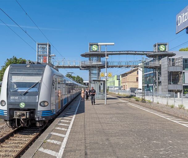 Die S-Bahn blieb bis zum Eintreffen der Einsatzkräfte am Bahnhof Ditzingen stehen.