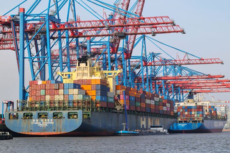 Containerschiffe im Hafen Hamburg