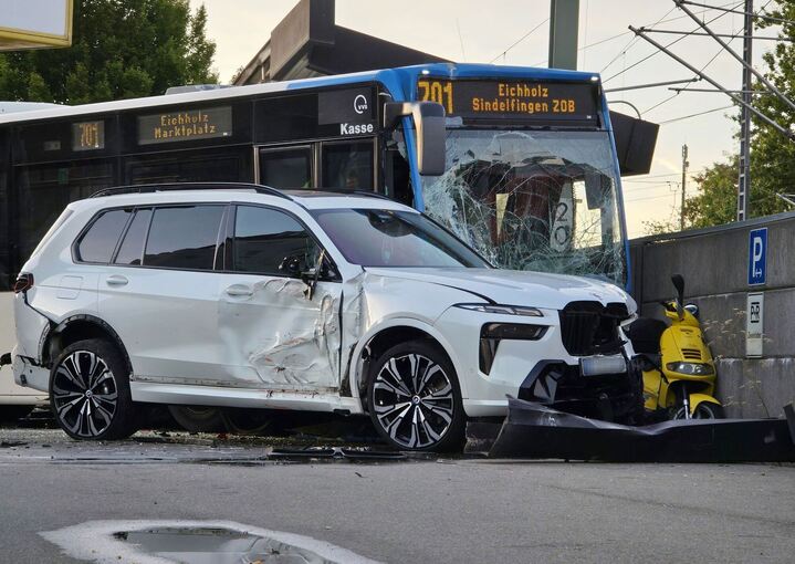 Linienbus rammt sechs Autos – Fahrer schwer verletzt