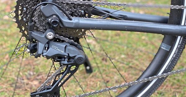 Fahrrad-liegt-in-Freiberg-mitten-auf-der-Stra-e-Seniorin-kracht-mit-Auto-hinein