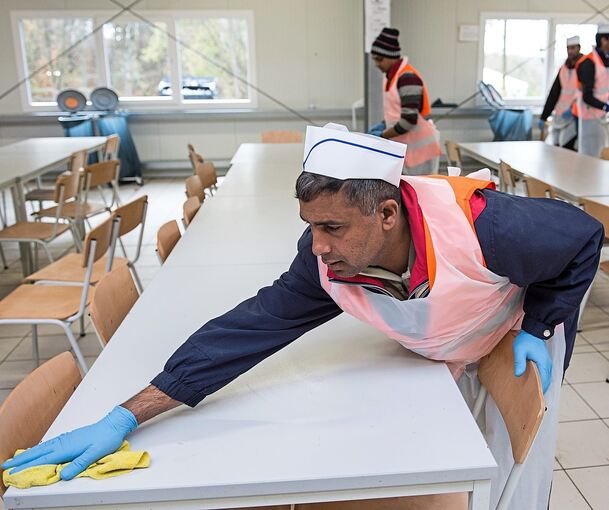 Unser Symbolbild zeigt Asylbewerber bei Reinigungsarbeiten in einer Unterkunft. Auch im Landkreis werden Geflüchtetet für solche Tätigkeiten eingesetzt.