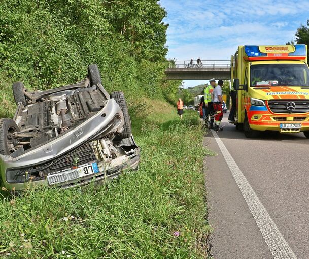 Das im Graben liegende Auto aus dem Kreis Ludwigsburg.