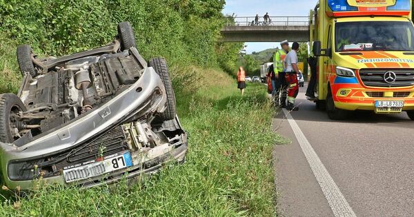 Unfall-zwischen-Ditzingen-und-Feuerbach-Auto-berschl-gt-sich