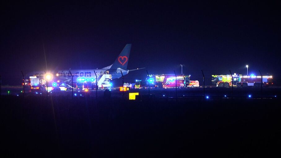 Flieger rutscht bei Landung über die Bahn