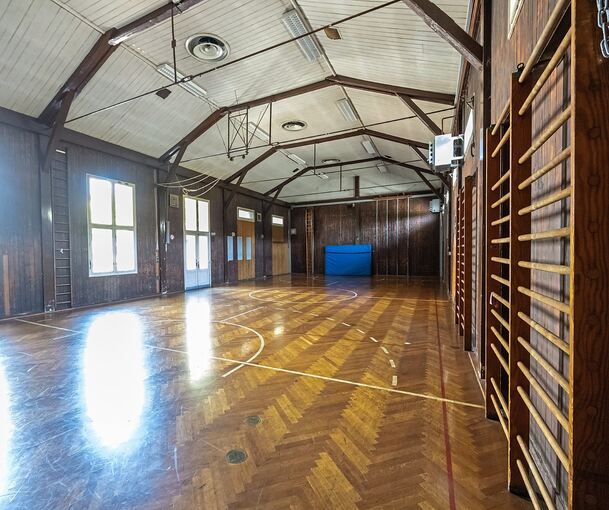 Kaum verändert: Beim Blick in die Turnhalle kommt es einem vor, als ob die Zeit stehengeblieben ist.