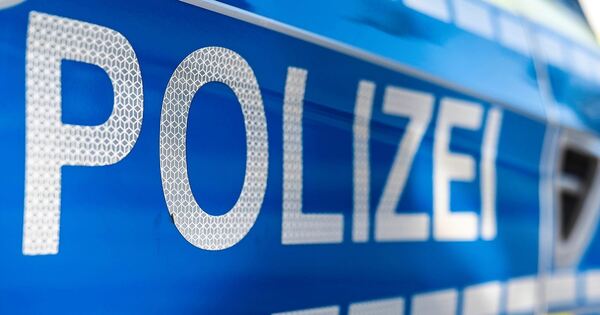 L-chgau-Auto-gestreift-und-einfach-weitergefahren