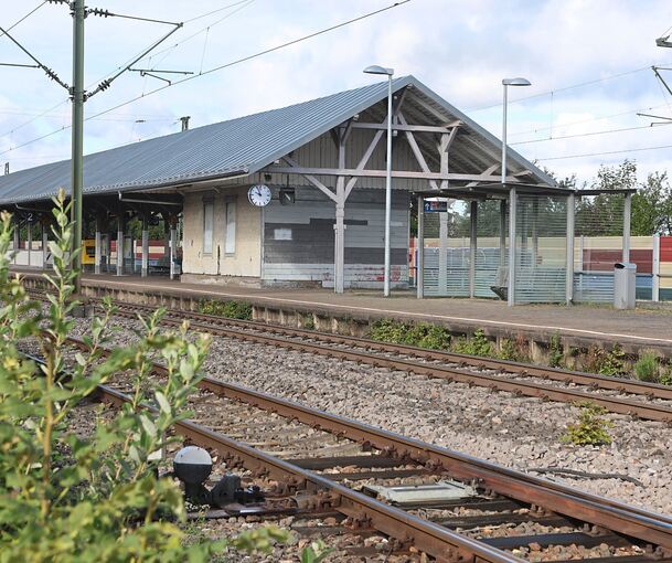 Der Bahnhof Sachsenheim wird geprägt durch die auffällige Dachkonstruktion auf dem Mittelbahnsteig.