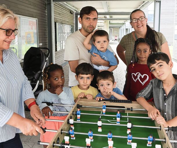 Anja Kienast (rechts) leitet die Sprach- und Spielkiste in der Fröbelstraße. Dabei kann sie auf die Hilfe ehrenamtlicher Mitarbeiterinnen wie Ayla Filiz bauen.
