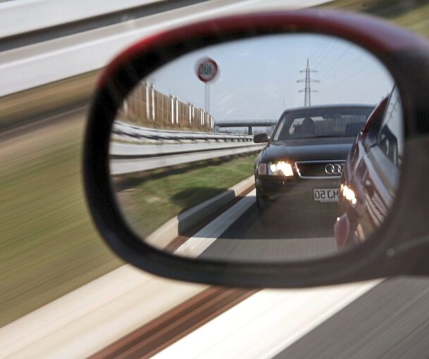 Bei einer Kollission wurden die Außenspiegel der beteiligten Fahrzeuge beschädigt.
