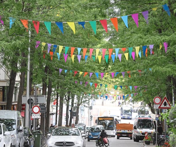 „Welche Party wird hier gefeiert?“, fragt ein Passant. Keine, lautet die Antwort. Die Straße soll mit Wimpeln einfach freundlicher wirken.