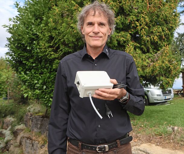 Ralf Luithle mit seinem Feinstaub-Sensor: Das Gerät ist so groß wie eine Vesperdose; durch den kurzen Schlauch wird die Luft angesogen.
