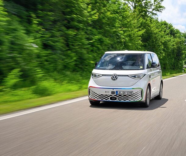 Bosch und die VW-Tochter Cariad arbeiten beim Thema automatisiertes Fahren zusammen. Hier fährt ein Testfahrzeug der Allianz auf einer Landstraße.