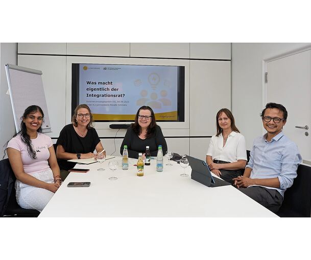 Natheepa Subaskaran (Integrationsrat), Michaela Gamsjäger (Integrationsbeauftragte), Renate Schmetz (Erste Bürgermeisterin), Stefanie Knapp (Integrationsrat), Viet Nguyen (Integrationsrat) (von links).