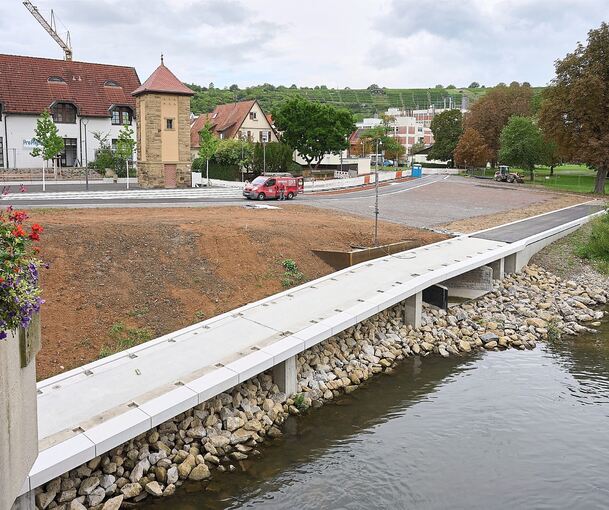 Bis zum Winzerfest am 19. September wird der Radweg (im Vordergrund) mit einem Geländer versehen.