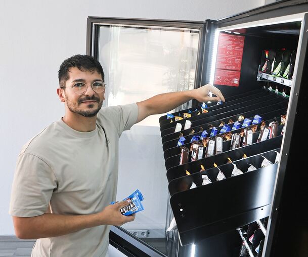 Damit die Automaten voll bleiben, füllen Eray Keremoglu und sein Kollege das Sortiment mehrmals täglich auf.