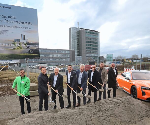 Februar 2024: Spatenstich für das Porsche-Qualifizierungszentrum in Bietigheim hinter dem Porsche-Turm.