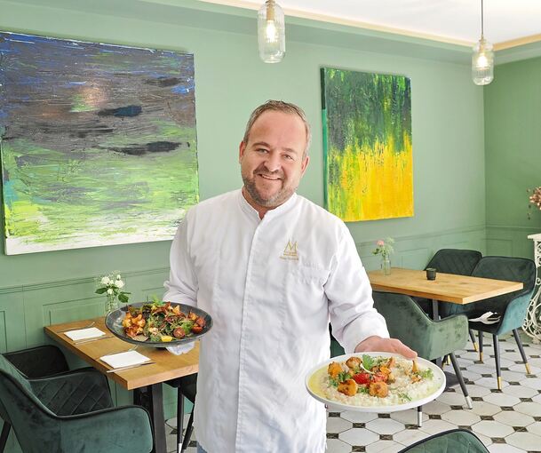 Klaus Schmidt, Chefkoch im Besigheimer Restaurant Bottega, präsentiert seinen Wildkräutersalat mit Pfifferlingen und Himbeervinaigrette (links) und das Pfifferlingsrisotto à la Klaus.