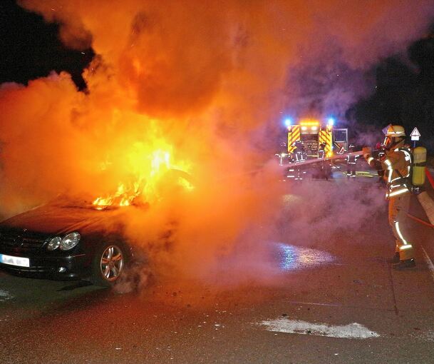 Das Mercedes-Coupé brennt lichterloh.