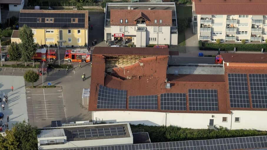 Zwei Schwerverletzte bei Einsturz von Supermarktdach Zwei Schwerverletzte bei Einsturz von Supermarktdach