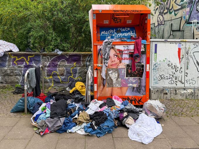 Müll am Kleidercontainer