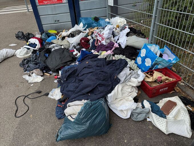 Altkleider liegen vor Altglascontainern