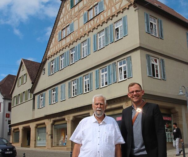 Neuer Besitzer des Gebäudeensembles Marktplatz 6 und 7 in Vaihingen ist Thomas Hitschler (links), hier zusammen mit Oberbürgermeister Uwe Skrzypek, der die Gebäude in guten Händen sieht.