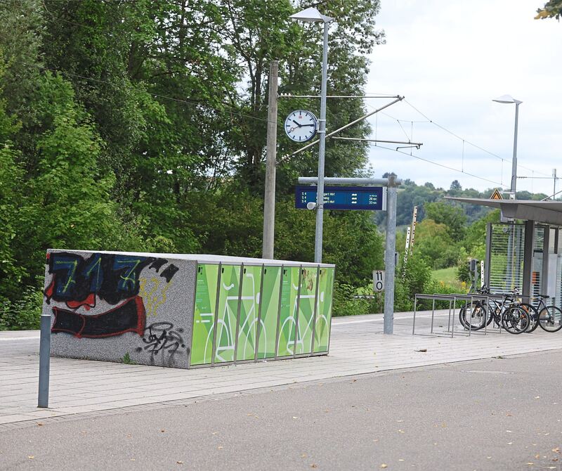 Auch Fahrradboxensind vorhanden. Auch Fahrradboxensind vorhanden.