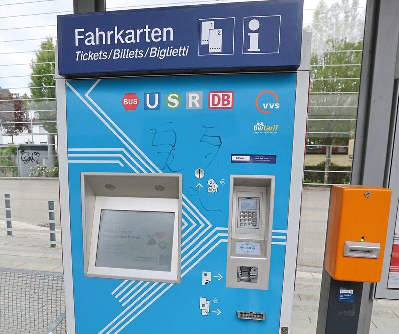 Analog kann man sein Ticket am Ticketautomaten kaufen. Analog kann man sein Ticket am Ticketautomaten kaufen.