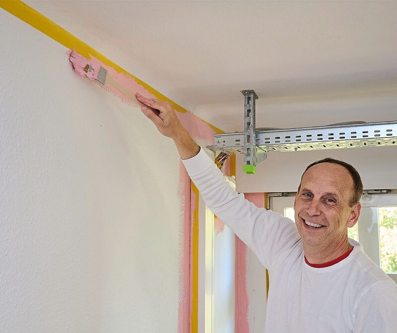 Jochen Jost streicht zartes RAL 3015.