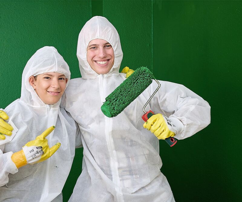 Im Greenscreenzimmer machen Matti und Konstantin gleich mal Faxen vor RAL 6001.