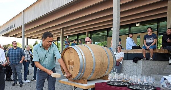 Fassanstich und Auschank von Ralf Zimmermann.