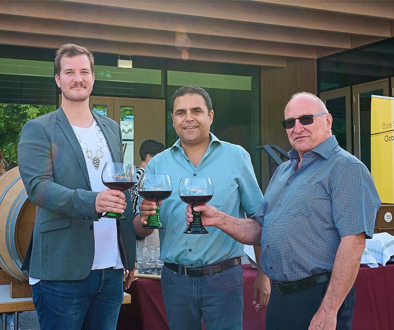 Moritz Ocker, Ralf Zimmermann und Dieter Rudolf stoßen auf das neue Fest an. Moritz Ocker, Ralf Zimmermann und Dieter Rudolf stoßen auf das neue Fest an.
