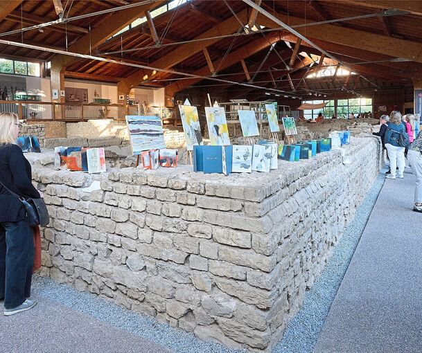 „Kunst am Zug“ nennt sich die Künstlergruppe, die im Römerhaus ganz unterschiedliche Werke zeigt.