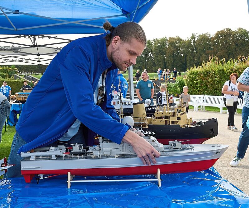 Christian Lehertz richtet noch ein paar Dinge am Schnellboot der Marine. Christian Lehertz richtet noch ein paar Dinge am Schnellboot der Marine.