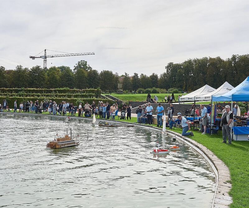 Das Publikum an der Uferpromenade schaut dem Treiben zu. Das Publikum an der Uferpromenade schaut dem Treiben zu.