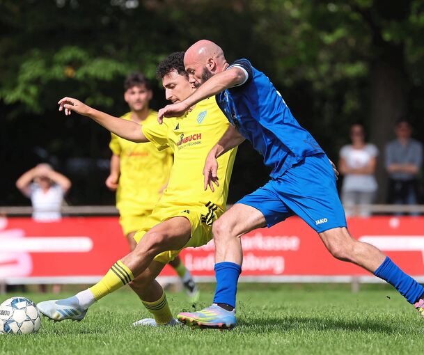 Besnik Rrusta (links) kommt mit dem FC Marbach gegen Fatos Povatajs Münchinger mächtig unter die Räder.