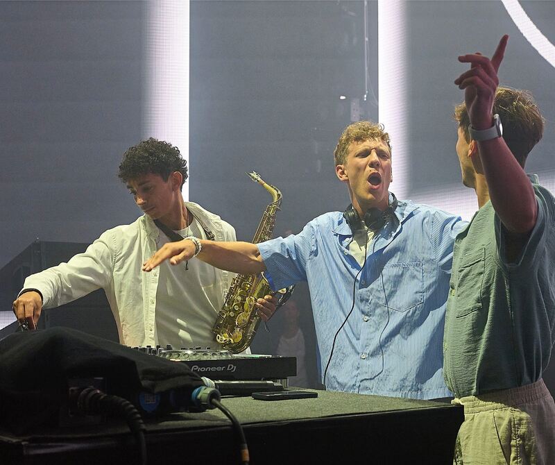 Heizen schon mächtig ein: DJ Nate Sebside mit Saxophon sowie mit Gabriel.