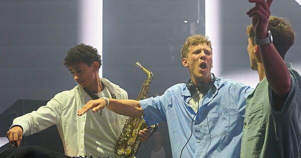 Heizen schon mächtig ein: DJ Nate Sebside mit Saxophon sowie mit Gabriel.