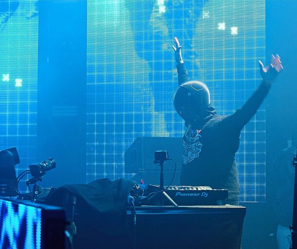 Da ist er: DJ Glockenbach.