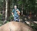 Förster Steffen Frank (hier mit seiner Dackeldame Dana) wiest auf den großen Nutzen von Waldameisen hin.