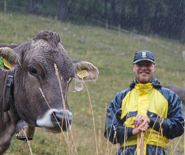 Leben auf der Alpe: Auch bei strömendem Regen ist Jonathan Klett bei den Jungrindern.