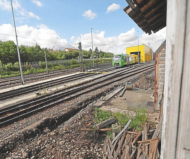 Der Blick aus einem Fenster von Thomas Herwigs Wohnung zeigt, wie nahe die Strohgäubahn-Werkstatt liegt – zusätzliche Schutzmaßnahmen gibt es aber nicht, bestätigt nun der VGH die Verantwortlichen des Bähnles.