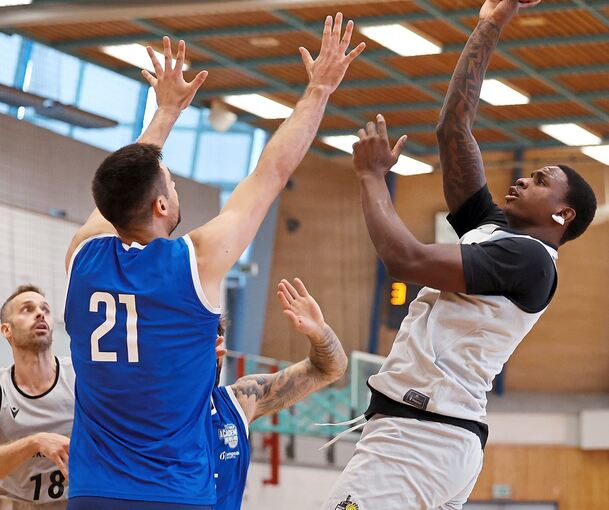 Treffsicherer Heißsporn: Babacar Sane (rechts) kommt bei seinem Riesen-Debüt gegen die Heidelberger um Mateo Seric auf 18 Punkte.
