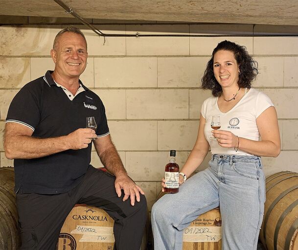 Thomas und Anne Bühler brennen für ihren Whiskey und die Obstbrände.
