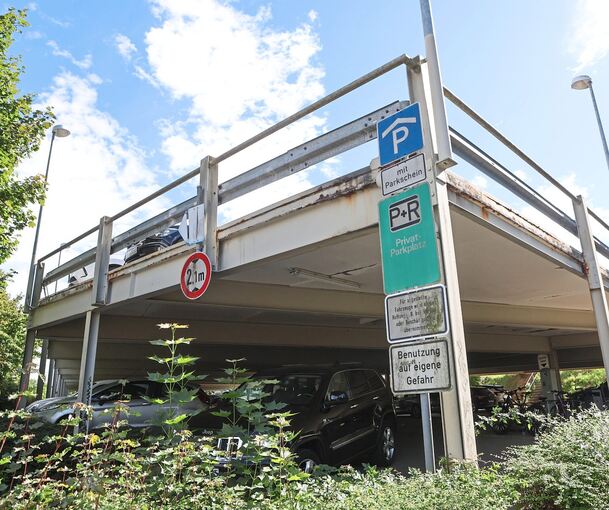 Die Bausubstanz ist marode, der Beton brüchig: Das Parkdeck am Benninger Bahnhof, das der Bahn gehört, ist in Sorgenkind der Benninger Gemeindeverwaltung. Eine kurzfristige Sperrung ist nicht ausgeschlossen.