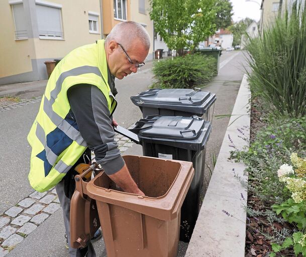 Die braunen Tonnen im Visier: Am Dienstagmorgen überprüft AVL-Scout Ralf Hemberger in Neckarweihingen, ob nicht nur Küchen- und Gartenabfälle in der Biotonne gelandet sind.